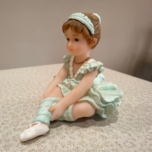 Resin Ballerina Figurines- Set of 3 - Picture 5 of 10